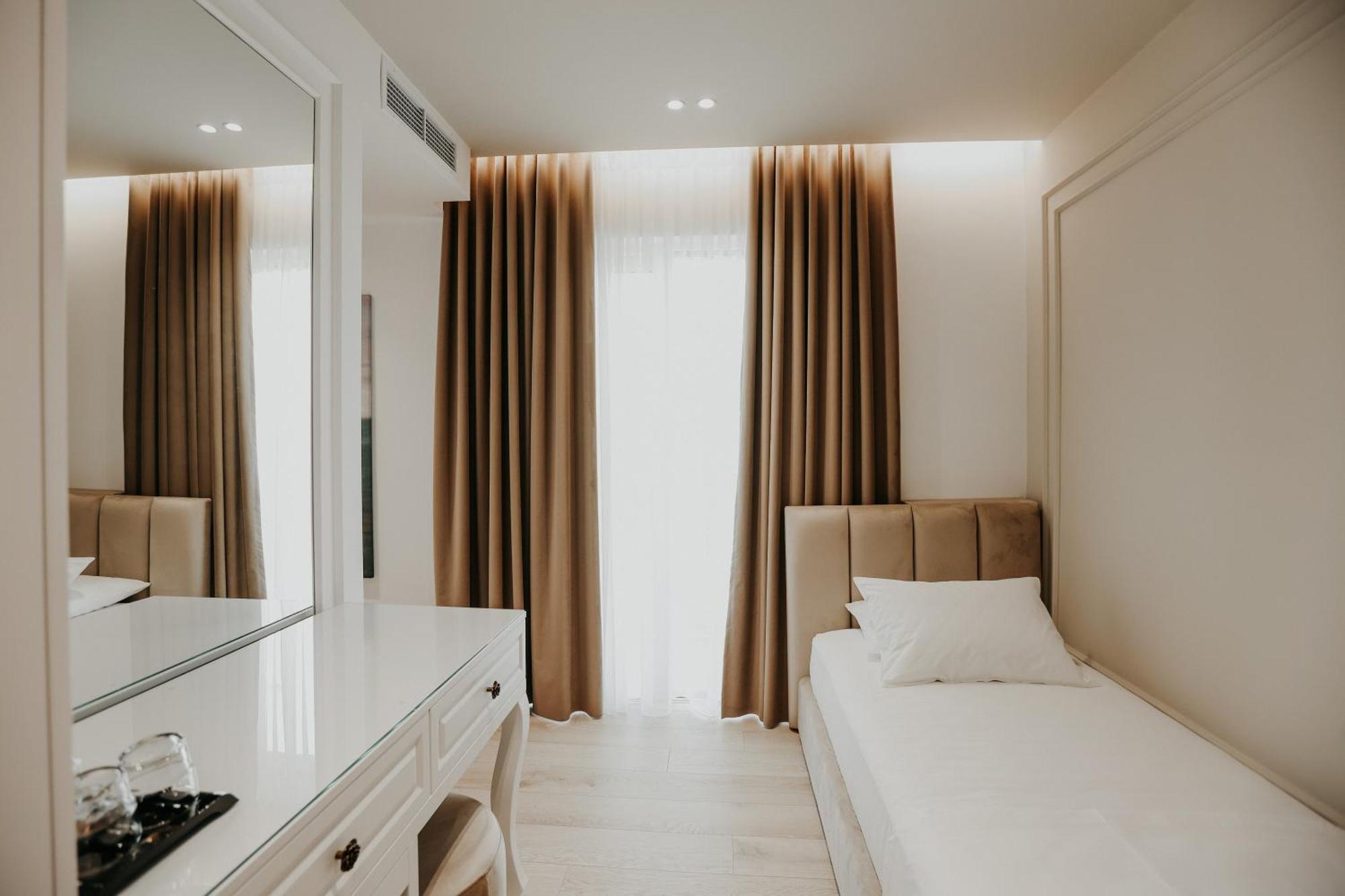 Seaside Hotel Влёра Экстерьер фото